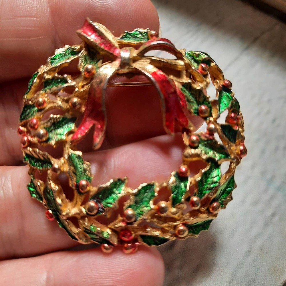 Vintage Christmas Wreath Pin‎ Brooch Gold Tone Green Red
